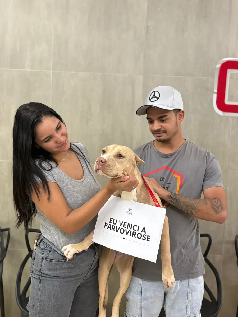 Tutores com seu cachorro no PetCampos
